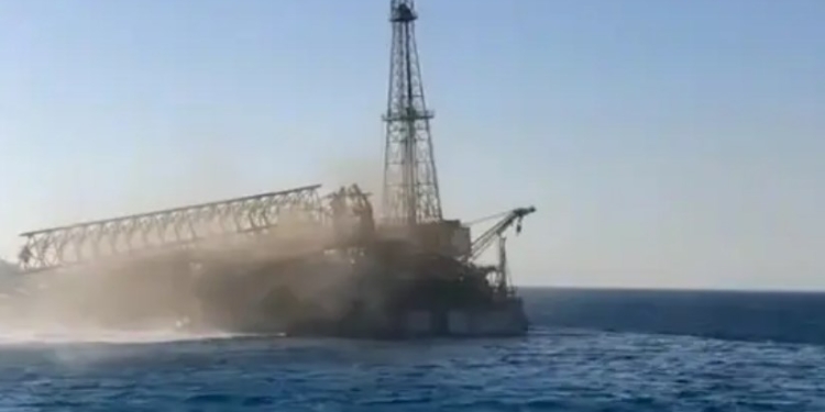 بدوي يتحرك إلى موقع انقلاب البارج البحري Adam Marine 12 لمتابعة عمليات الإنقاذ
